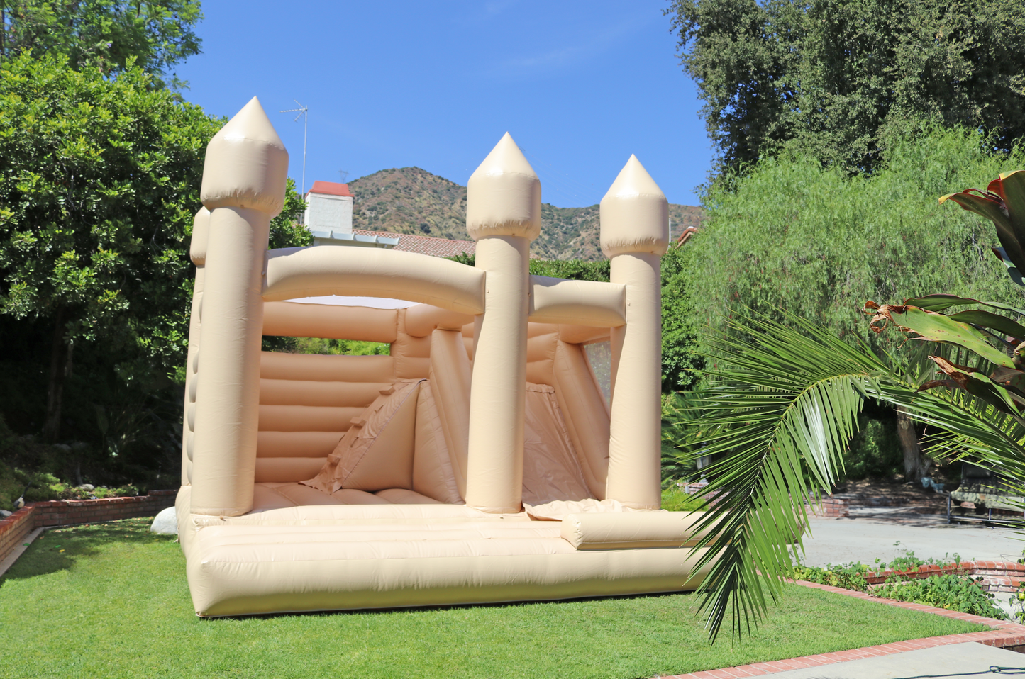 Cafecito Castle (14x14ft.) - $400