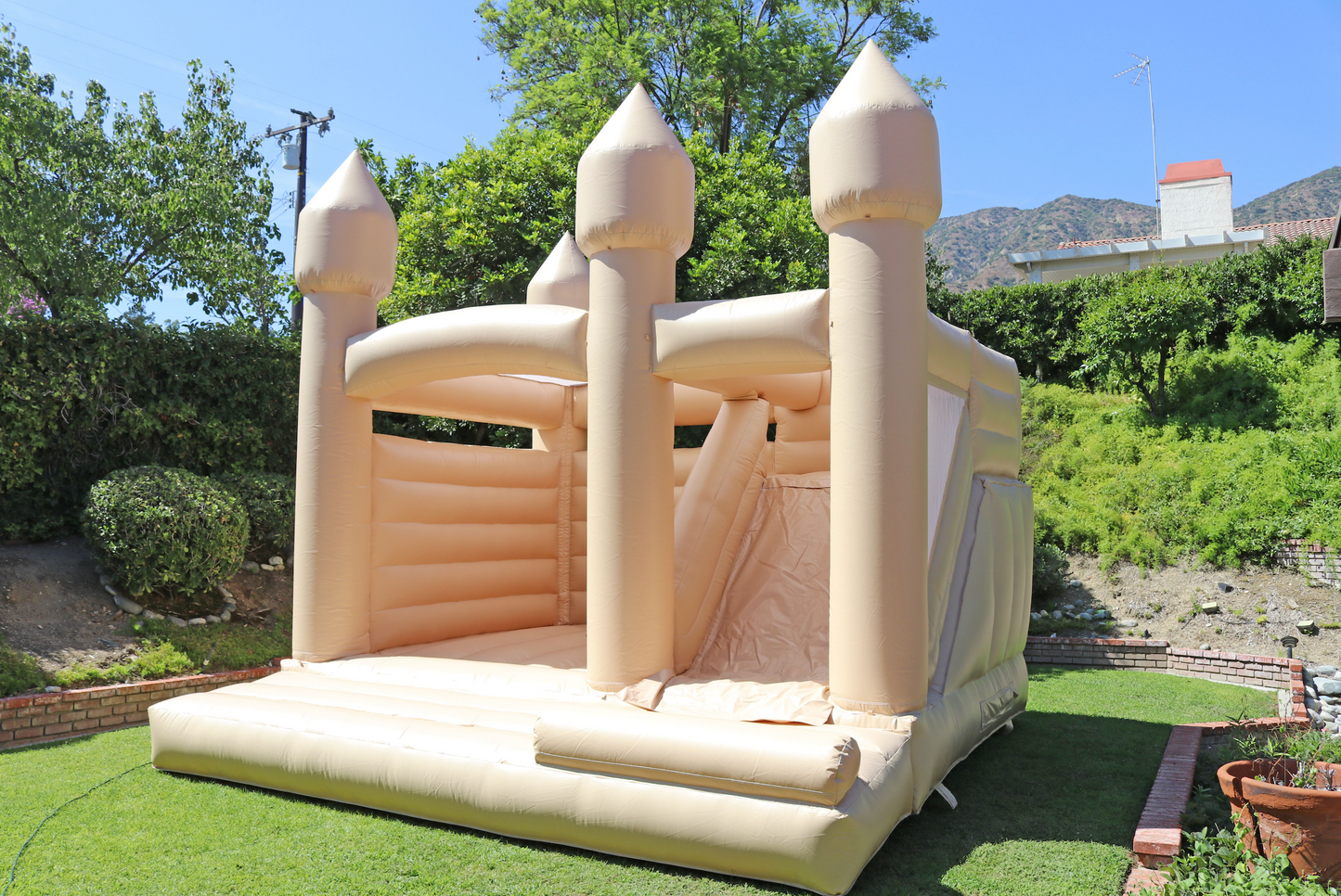 Cafecito Castle (14x14ft.) - $400